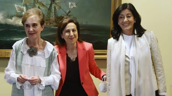 La ministra Robles, flanqueada por Paz Esteban (izquierda) y Esperanza Casteleiro.