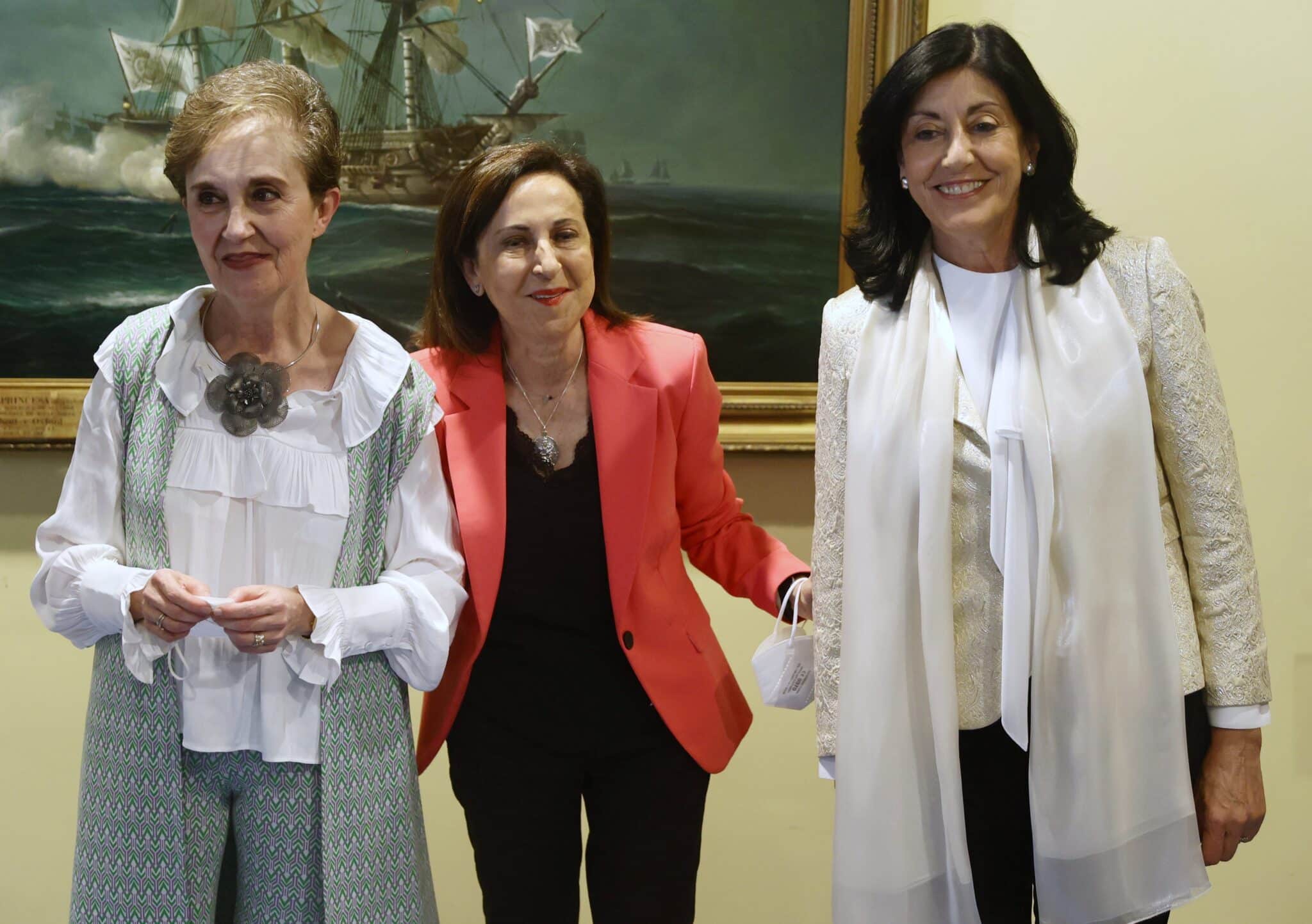 La ministra Robles, flanqueada por Paz Esteban (izquierda) y Esperanza Casteleiro.