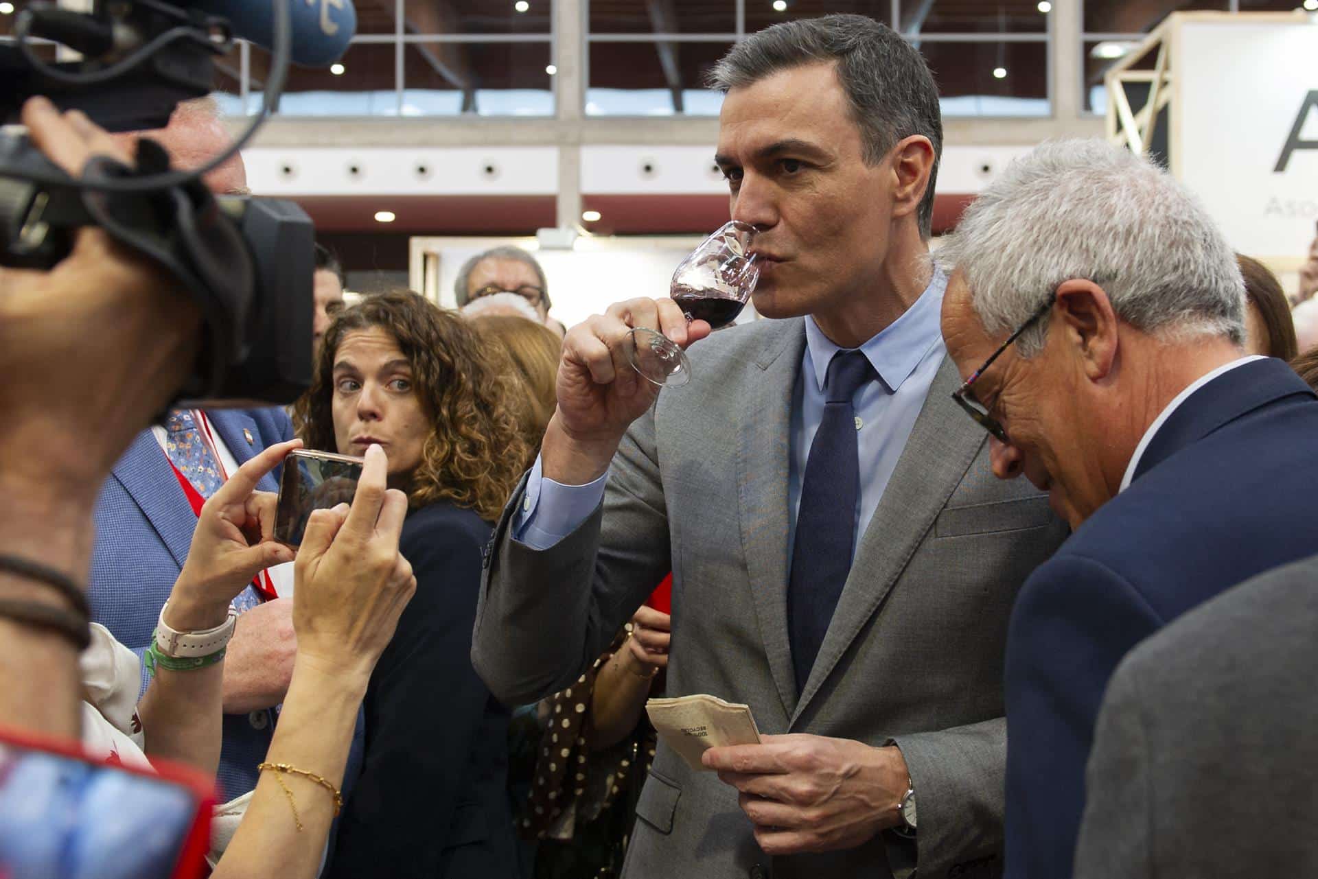 Pedro Sánchez, con una copa de vino este miércoles en Ciudad Real.