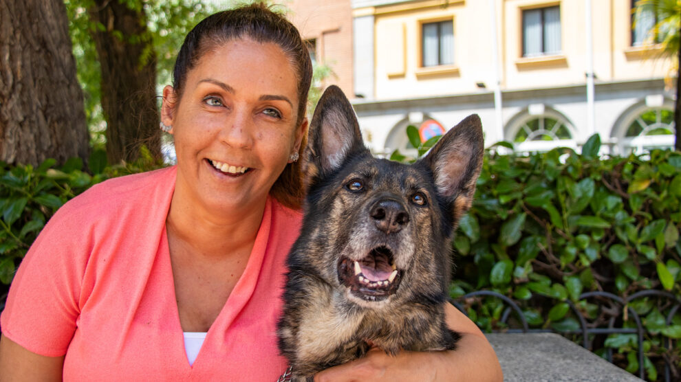 Gloria, invidente, posa junto a su perro guía Xaky, una pastora alemana