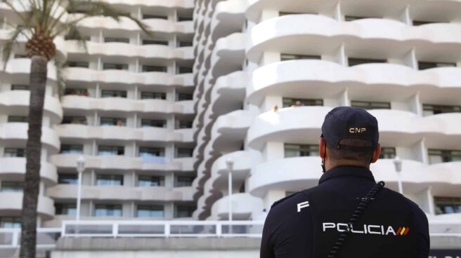 Un policía nacional hace guardia frente al hotel Palma Bellver en Palma de Mallorca (Islas Baleares)