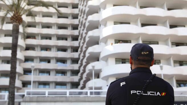 Policía nacional Un policía nacional hace guardia frente al hotel Palma Bellver en Palma de Mallorca (Islas Baleares)