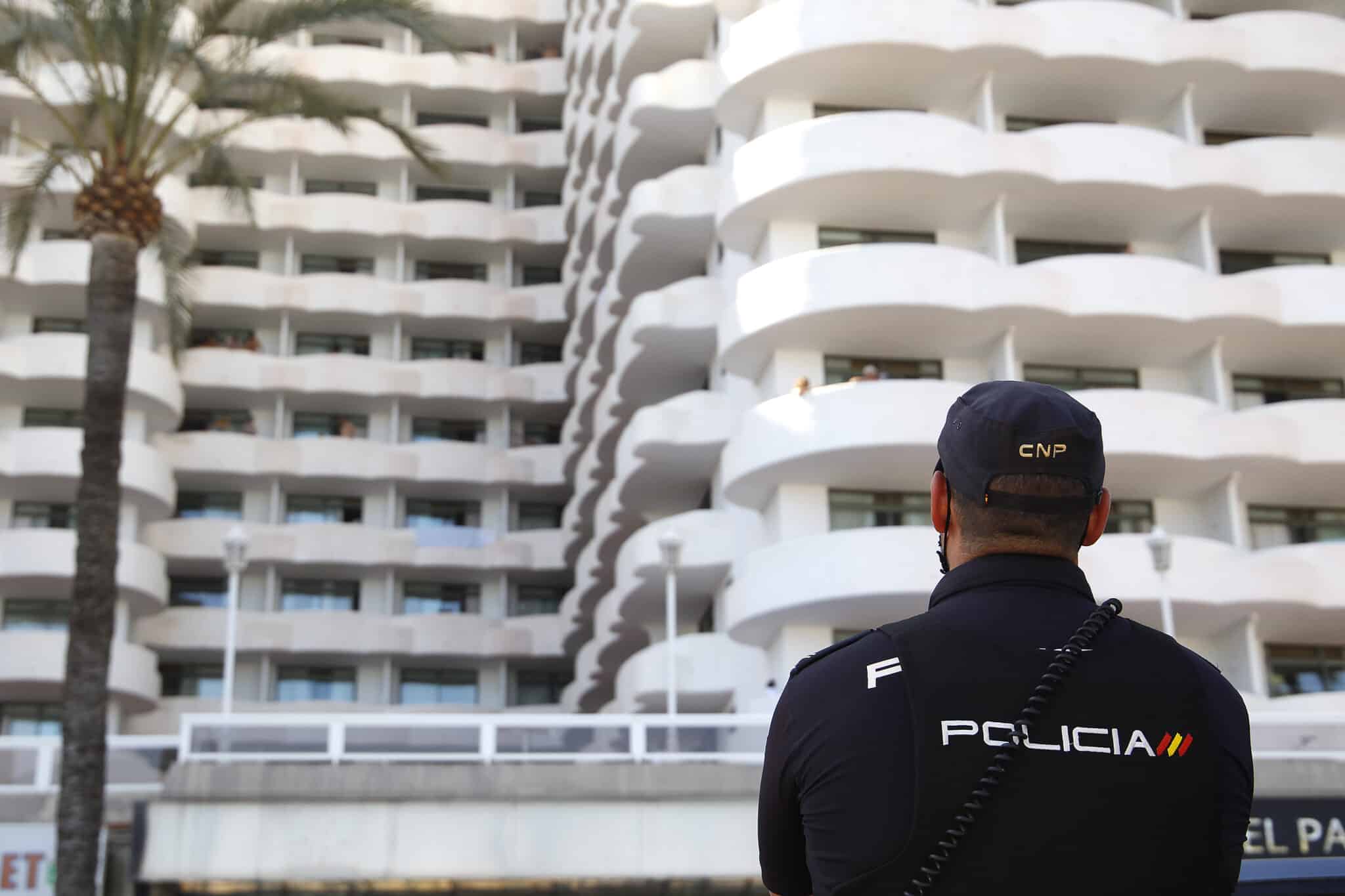 Un policía nacional hace guardia frente al hotel Palma Bellver en Palma de Mallorca (Islas Baleares)