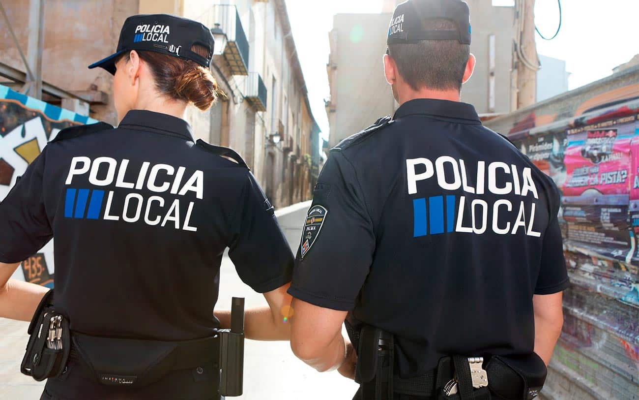 Agentes locales en Mallorca.