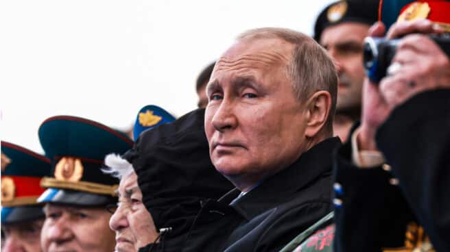 Vladimir Putin, presidente de Rusia, junto a oficiales de su ejército