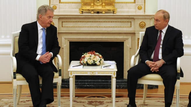 El presidente de Finlandia llama a Putin para informarle de su intención de unirse a la OTAN El presidente ruso, Vladimir Putin, y su homólogo finlandés, Sauli Niinisto, en el Kremlin el año pasado