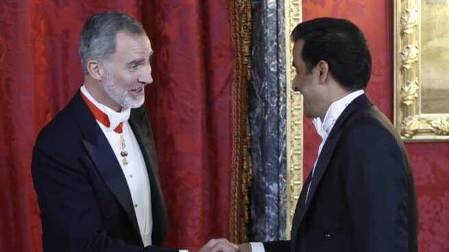 Cena de gala en el Palacio Real El rey Felipe VI (i) saluda al emir de Catar, Tamim bin Hamad Al Thani (d), antes de la cena de gala que los monarcas españoles ofrecen al mandatario de Qatar y a su esposa Jawaher Bint Hamad Bin Suhaim Al Thani