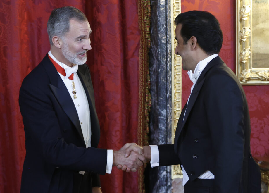 El rey Felipe VI (i) saluda al emir de Catar, Tamim bin Hamad Al Thani (d), antes de la cena de gala que los monarcas españoles ofrecen al mandatario de Qatar y a su esposa Jawaher Bint Hamad Bin Suhaim Al Thani