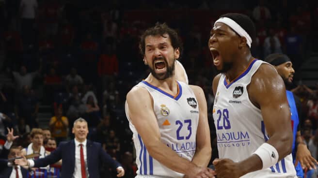 Los jugadores del Real Madrid Sergio Llull y Guerschon Yabusele (d) celebran la victoria ante el Barcelona