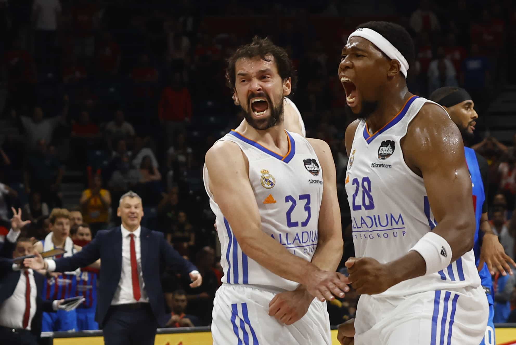 Los jugadores del Real Madrid Sergio Llull y Guerschon Yabusele (d) celebran la victoria ante el Barcelona