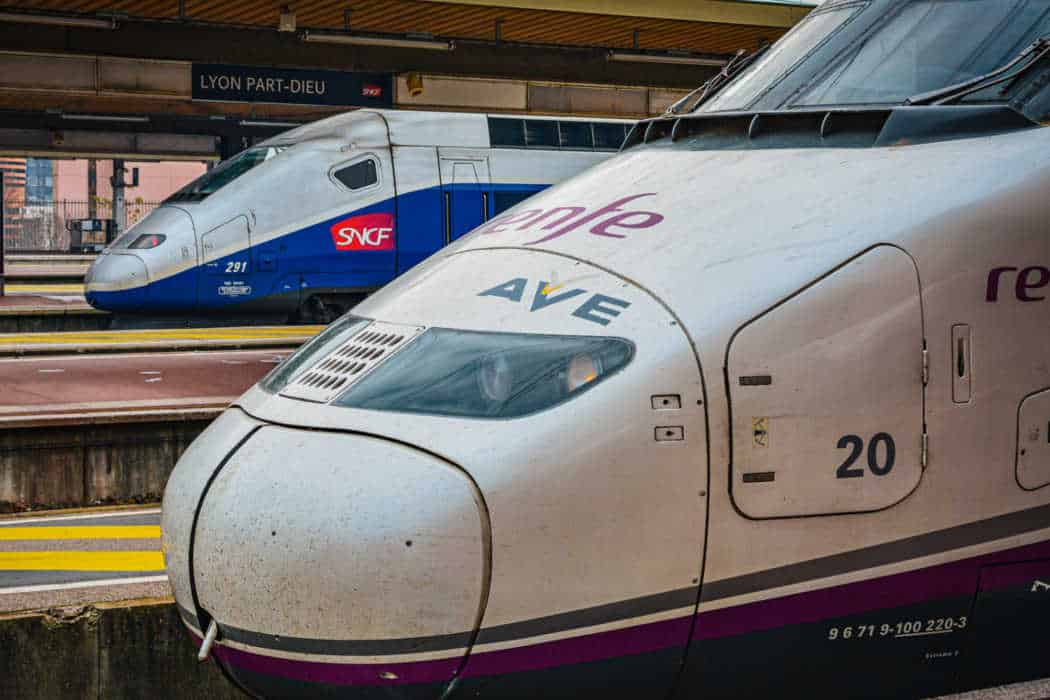 Un tren de Renfe (AVE) junto a uno de la SNCF.