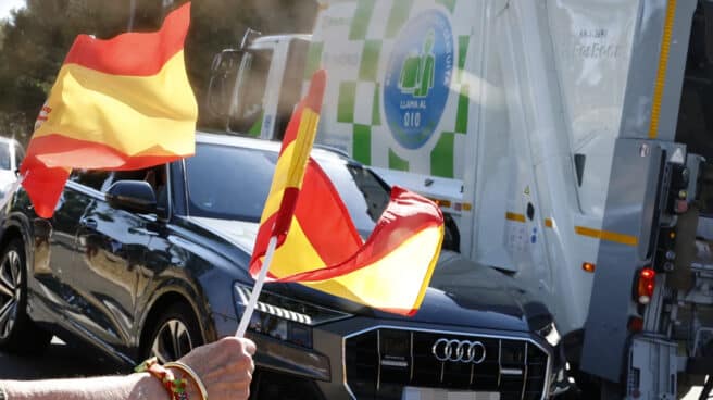 Llegada del rey emérito al Palacio de la Zarzuela Seguidores del rey Juan Carlos ondean banderas de España durante su llegada este lunes al Palacio de la Zarzuela de Madrid.