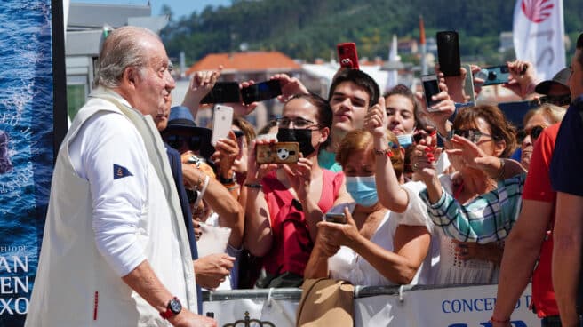 El Rey emérito saluda a su llegada a la 3ª Regata del IV Circuito Copa de España 2022