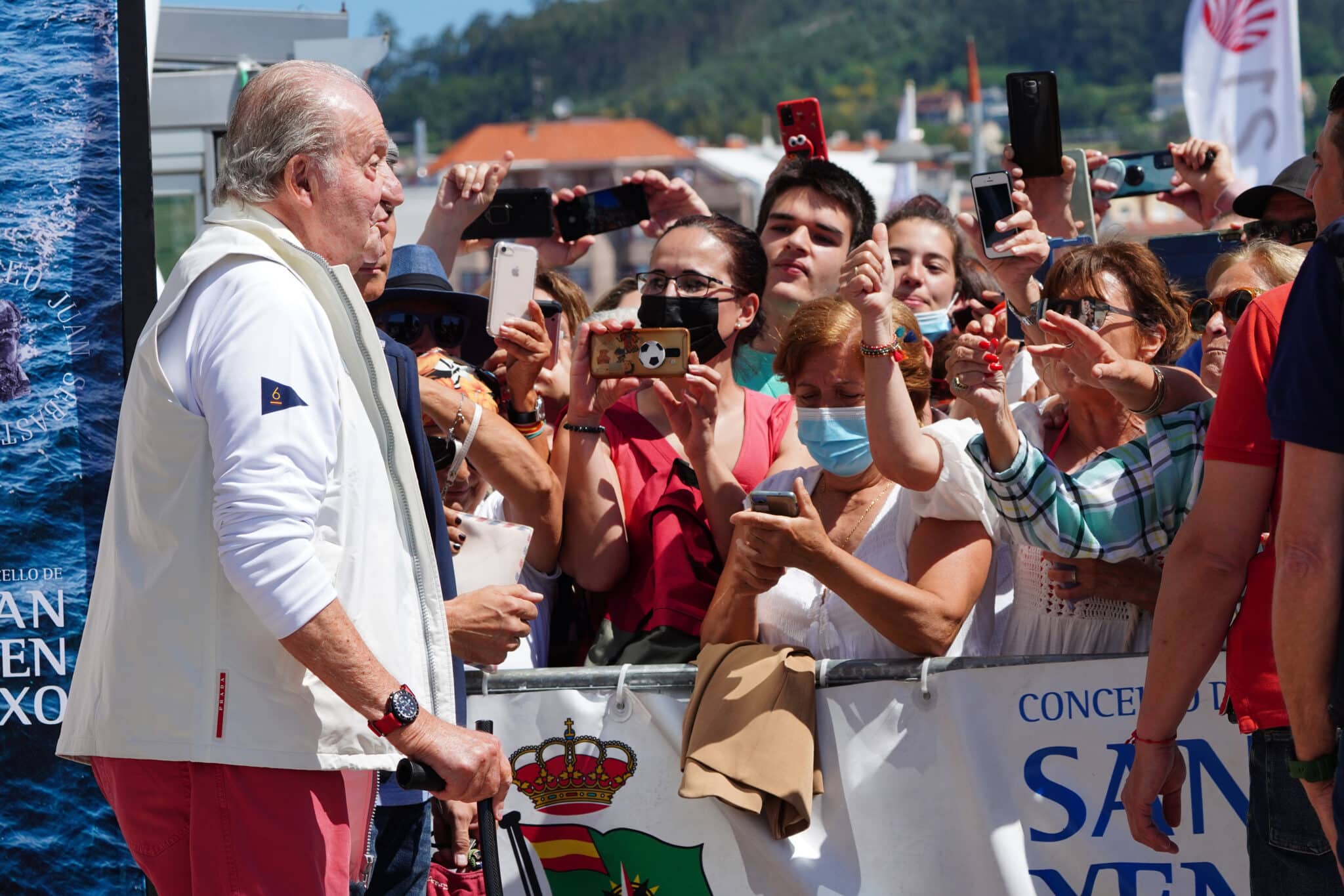 El Rey emérito saluda a su llegada a la 3ª Regata del IV Circuito Copa de España 2022