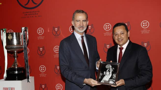 Un botijo, una espada y una pandereta: los 307 regalos a la Familia Real en 2021 El Rey Felipe VI recibe un obsequio por parte del presidente del Valencia CF
