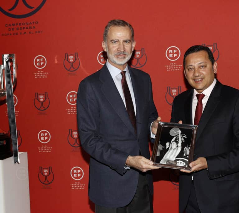 Un botijo, una espada y una pandereta: los 307 regalos a la Familia Real en 2021