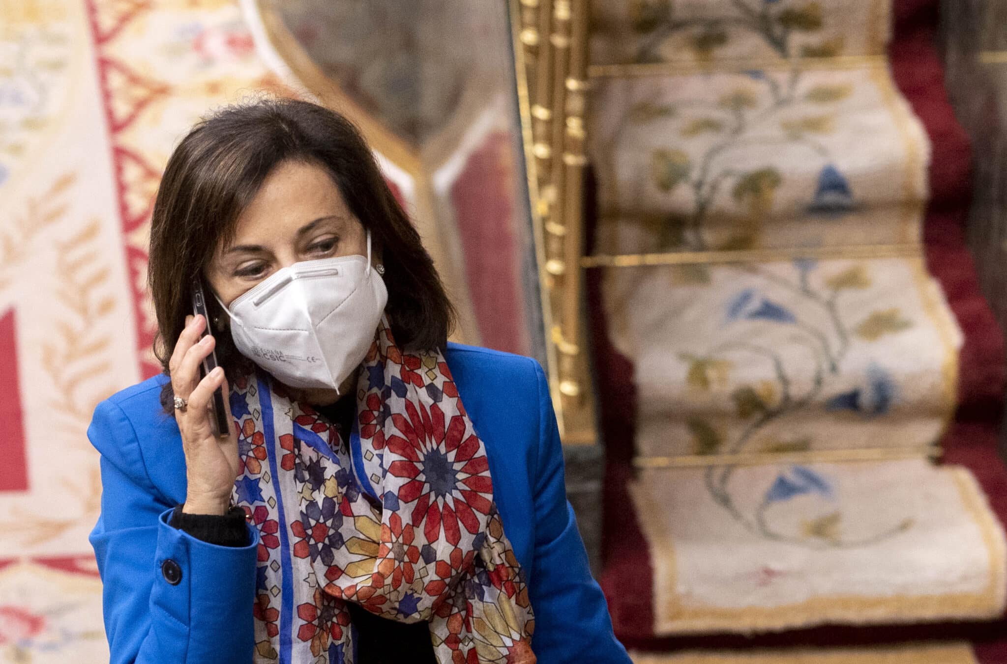 La ministra de Defensa, Margarita Robles, habla por teléfono en una sesión plenaria en el Congreso de los Diputados.