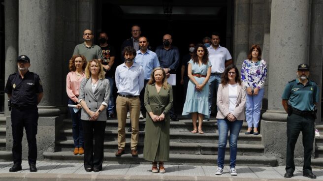 La delegada del Gobierno contra la Violencia de Género, Victoria Rosell, guarda un minuto de silencio por el crimen machista, en Las Palmas
