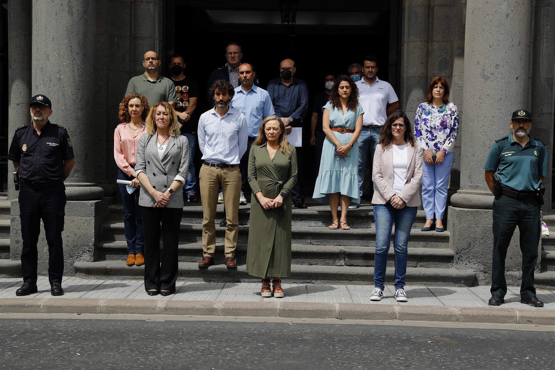 La delegada del Gobierno contra la Violencia de Género, Victoria Rosell, guarda un minuto de silencio por el crimen machista, en Las Palmas