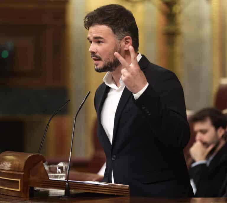 Rufián tacha de "miserable" la protesta durante el homenaje a las víctimas del 17-A