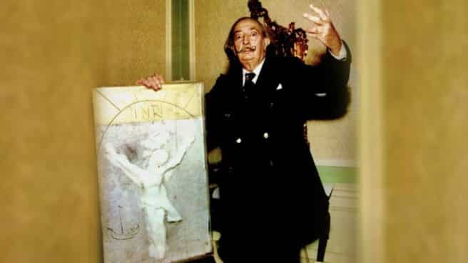 salvador-dali Imagen de Salvador Dalí con un molde encontrado que se creía desaparecido