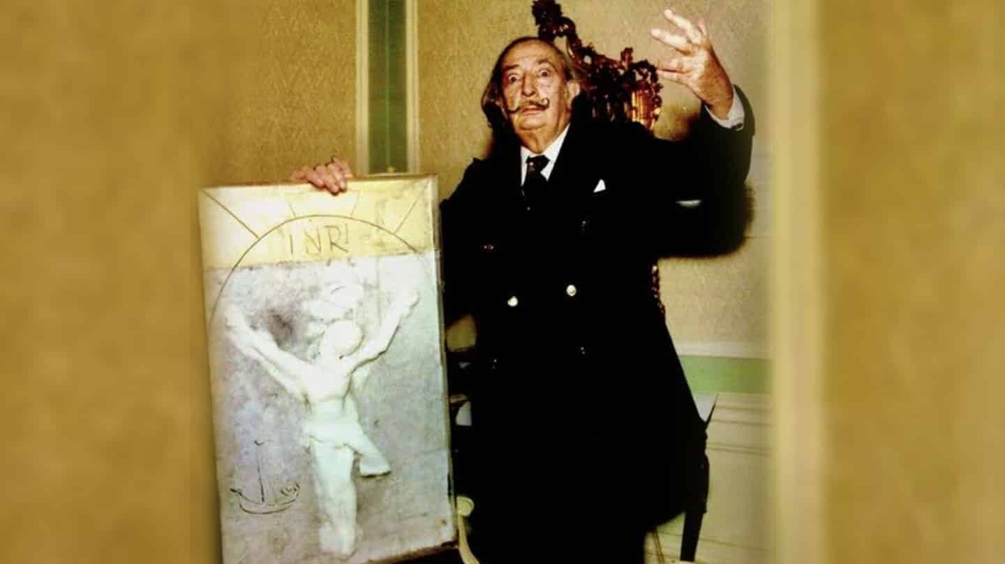 Imagen de Salvador Dalí con un molde encontrado que se creía desaparecido