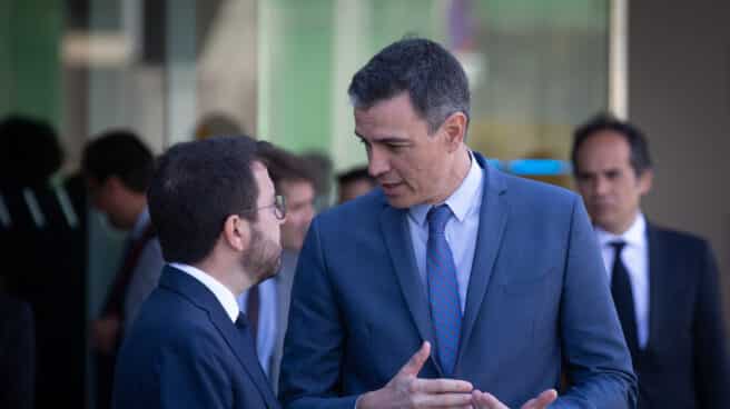 Pere Aragonès y Pedro Sánchez mantienen una conversación en la puerta del hotel W Barcelona a su llegada a la jornada de clausura de la XXXVII Reunió Cercle d’Economia.