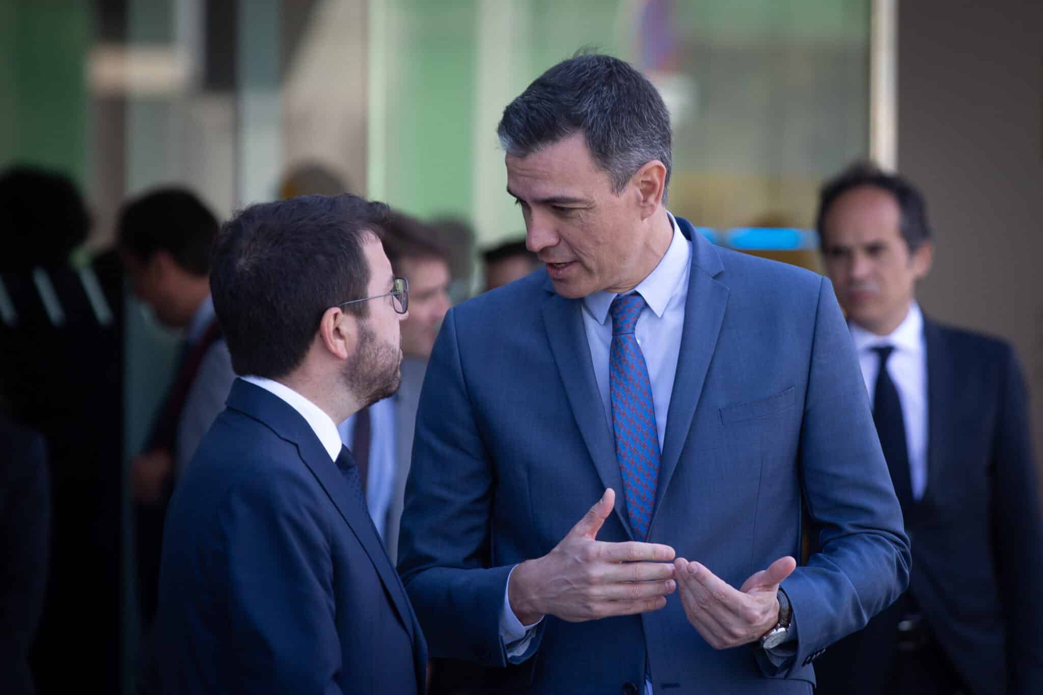 Pere Aragonès y Pedro Sánchez mantienen una conversación en la puerta del hotel W Barcelona a su llegada a la jornada de clausura de la XXXVII Reunió Cercle d’Economia.