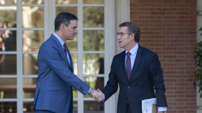 El presidente del Gobierno, Pedro Sánchez (i), recibe al presidente nacional del PP, Alberto Núñez Feijóo (d), en La Moncloa El presidente del Gobierno, Pedro Sánchez (i), recibe al presidente nacional del PP, Alberto Núñez Feijóo (d), en La Moncloa