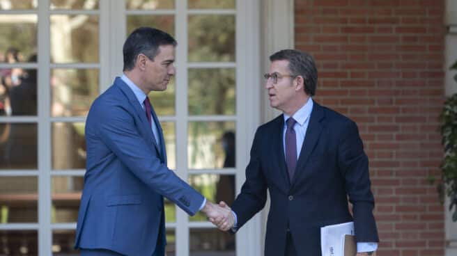 El presidente del Gobierno, Pedro Sánchez (i), recibe al presidente nacional del PP, Alberto Núñez Feijóo (d), en La Moncloa