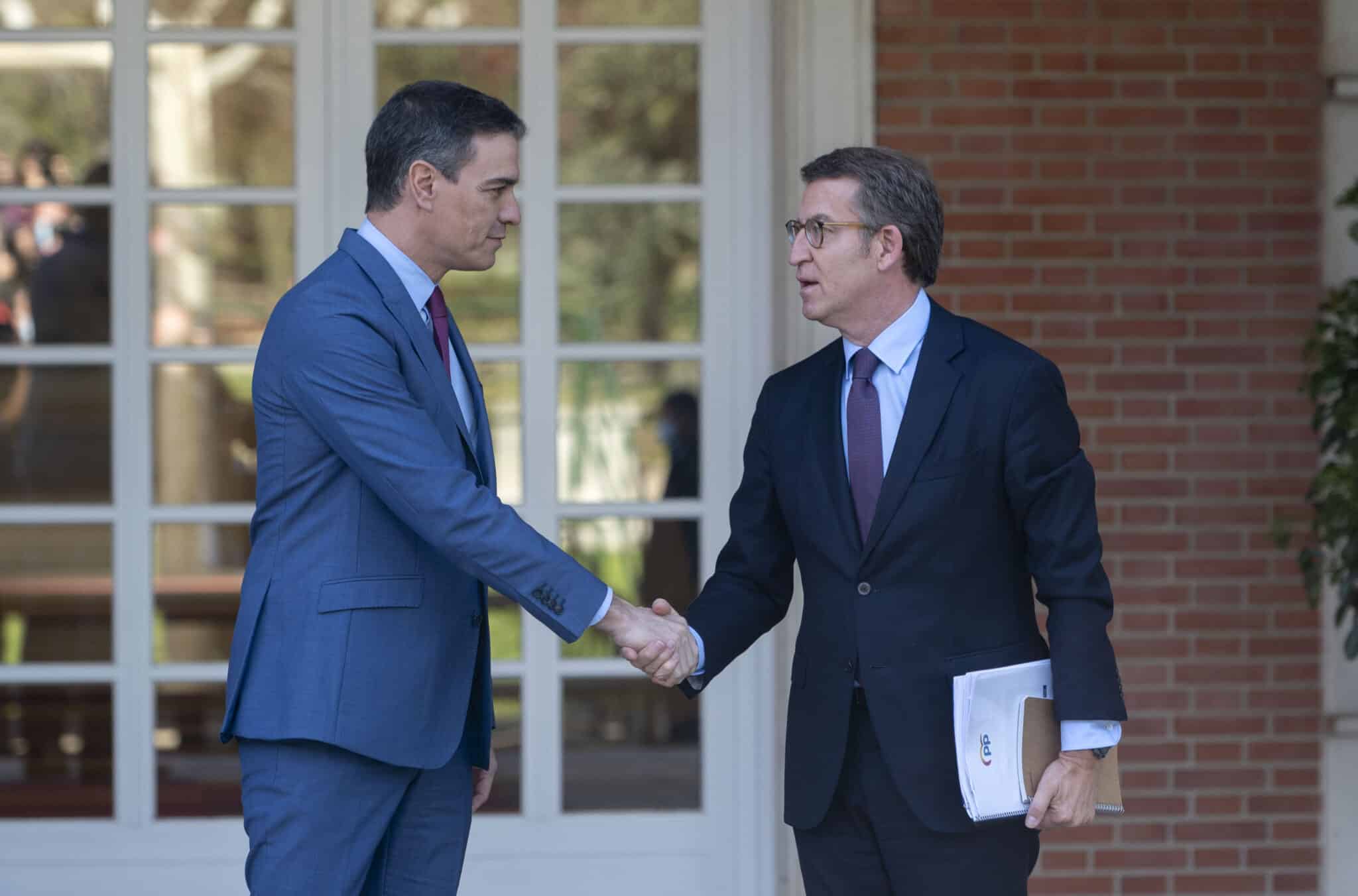 El presidente del Gobierno, Pedro Sánchez (i), recibe al presidente nacional del PP, Alberto Núñez Feijóo (d), en La Moncloa