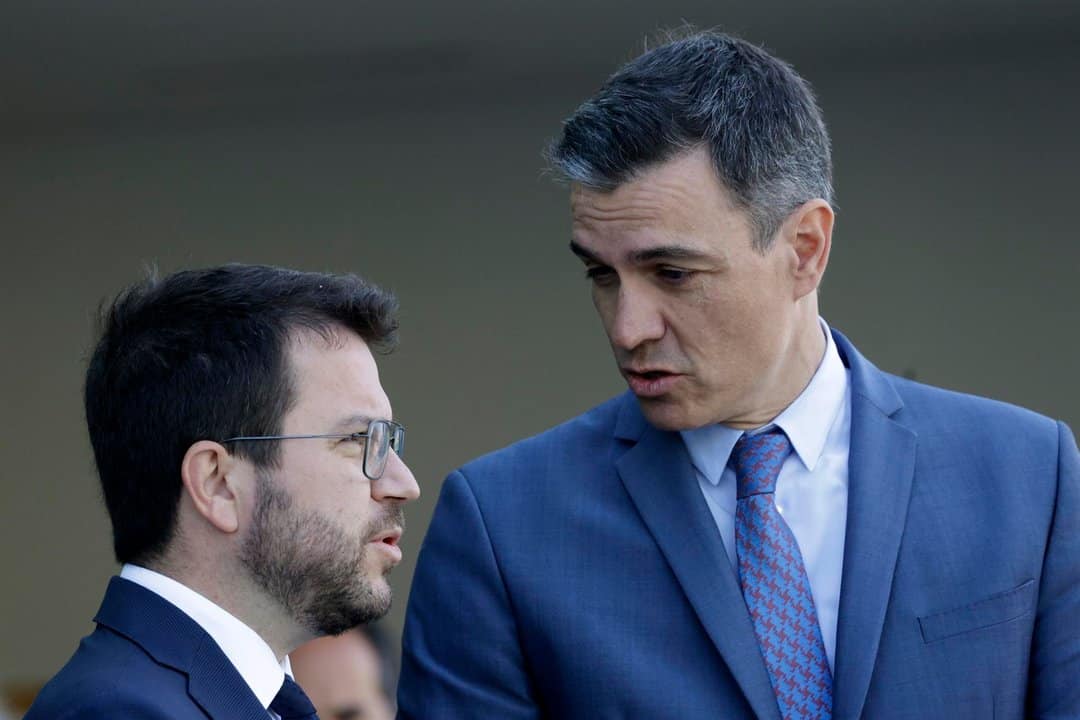 Sánchez cede y se reunirá con Aragonés este julio, pero congela la mesa de diálogo