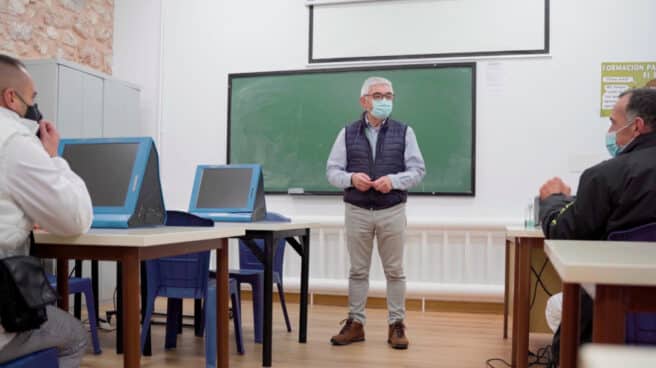 Taller de educación financiera de Finanzas para Mortales en el Centro Penitenciario de Burgos. Educación financiera: acercar la economía a los más vulnerables. Desde 2015, Banco Santander ha facilitado más de 5.000 sesiones de educación financiera y 127.000 horas de formación presencial y online.