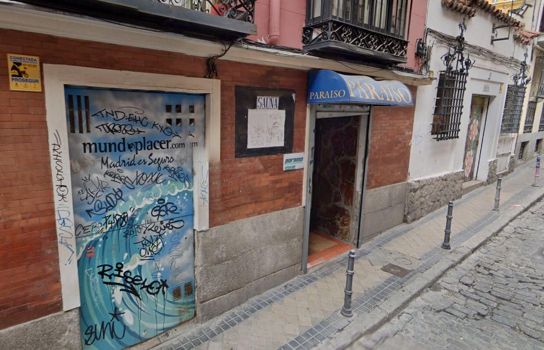 Puerta de la Sauna Paraíso, intervenida por la Comunidad de Madrid