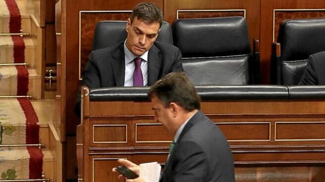 Pedro Sánchez junto a Aitor Esteban