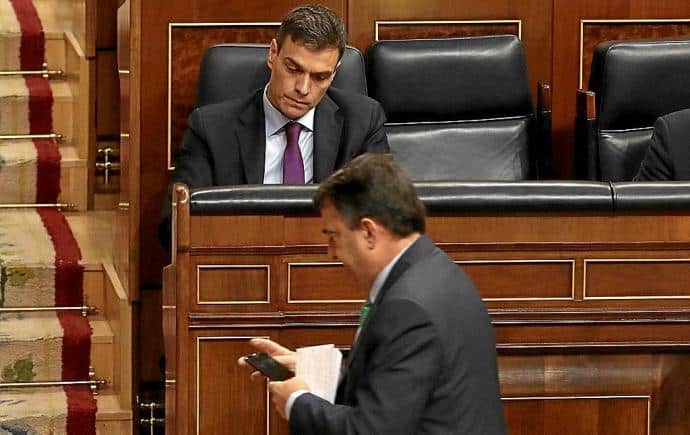 Pedro Sánchez junto a Aitor Esteban