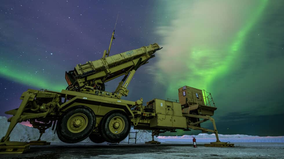 La aurora boreal brilla detrás de una estación antimisiles Patriot M903 durante el ejercicio ARCTIC EDGE 2022 en la base de la Fuerza Aérea Eielson, Alaska, el 5 de marzo de 2022.