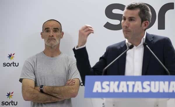 El secretario general de Sortu, Arkaitz Rodríguez, junto a Xabier Atristain en rueda de prensa en San Sebastián. El secretario general de Sortu, Arkaitz Rodríguez, junto a Xabier Atristain en rueda de prensa en San Sebastián.