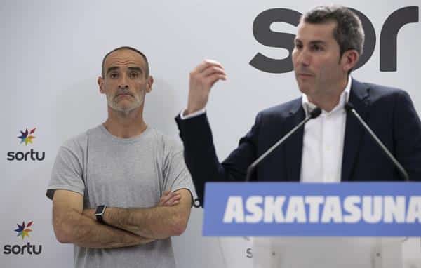 El secretario general de Sortu, Arkaitz Rodríguez, junto a Xabier Atristain en rueda de prensa en San Sebastián.