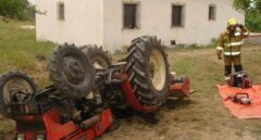 Fallece un niño de 2 años al volcar el tractor que conducía su abuelo