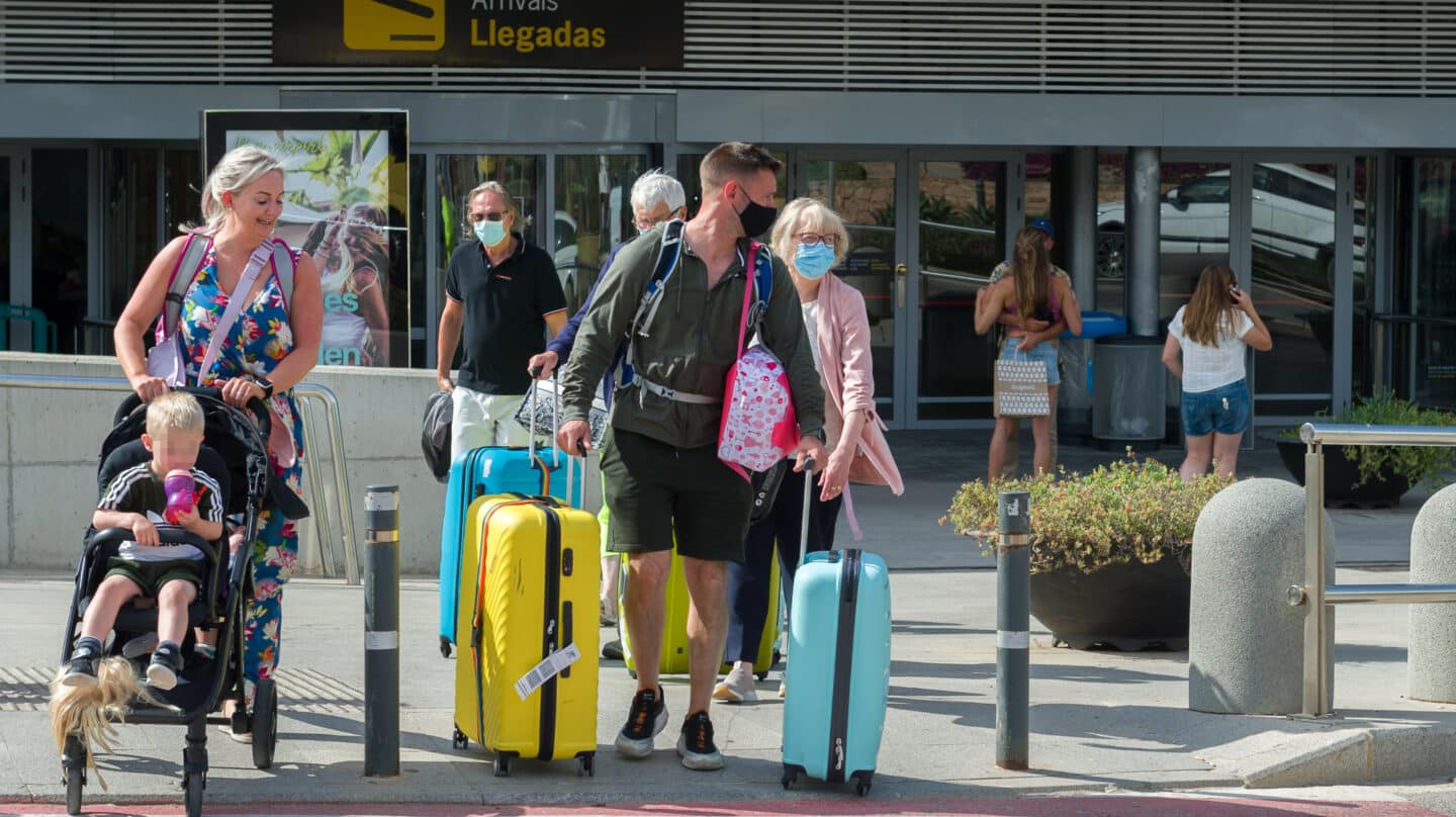 Pasajeros procedentes de un vuelo con origen Gran Bretaña salen del Aeropuerto de Ibiza