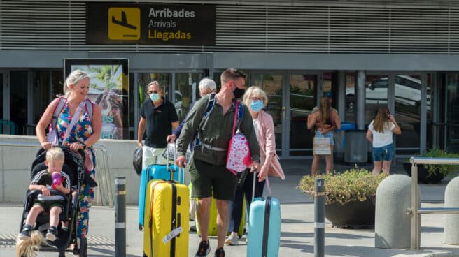 Pasajeros procedentes de un vuelo con origen Gran Bretaña salen del Aeropuerto de Ibiza Pasajeros procedentes de un vuelo con origen Gran Bretaña salen del Aeropuerto de Ibiza