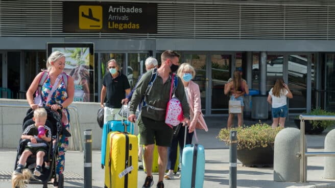 Pasajeros procedentes de un vuelo con origen Gran Bretaña salen del Aeropuerto de Ibiza