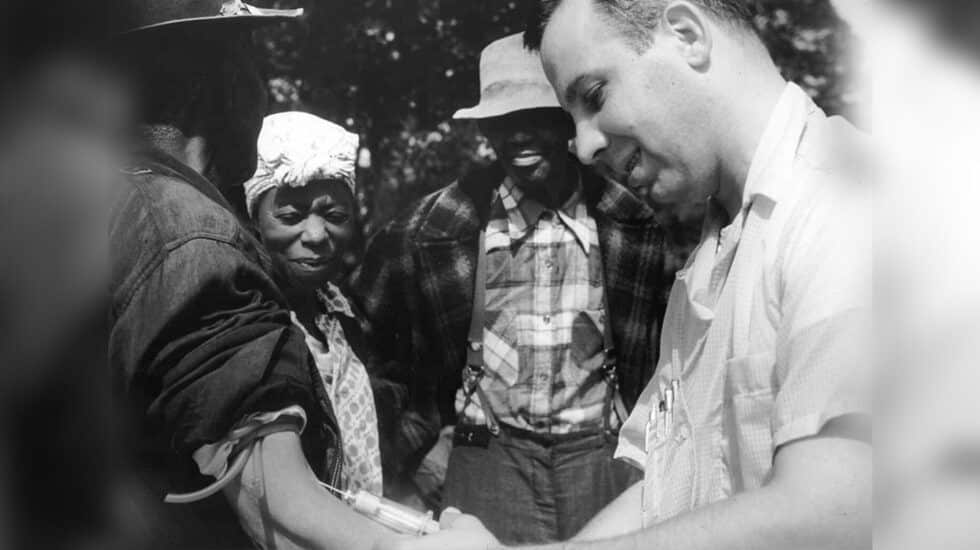 Una de las víctimas del Experimento Tuskegee es inyectado con placebo
