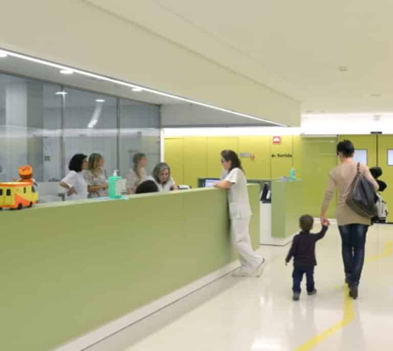 El fin de la mascarilla en interiores llena las urgencias pediátricas de cuadros banales