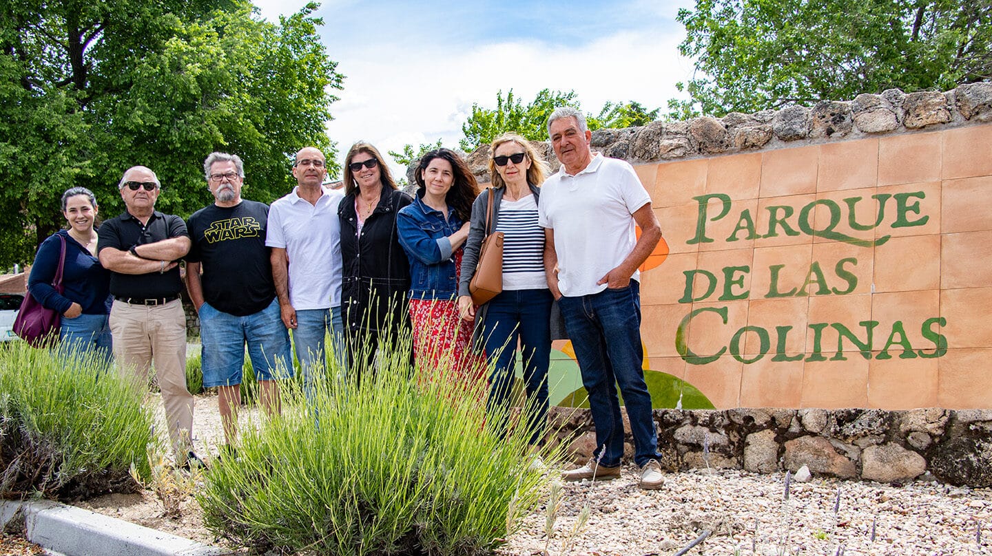 Vecinos de Hoyo de la urbanización Las Colinas posan a la entrada de la urbanización