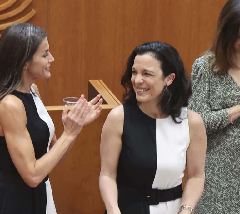 La reina Letizia y una catedrática premiada coinciden con un vestido de Mango de 50 euros