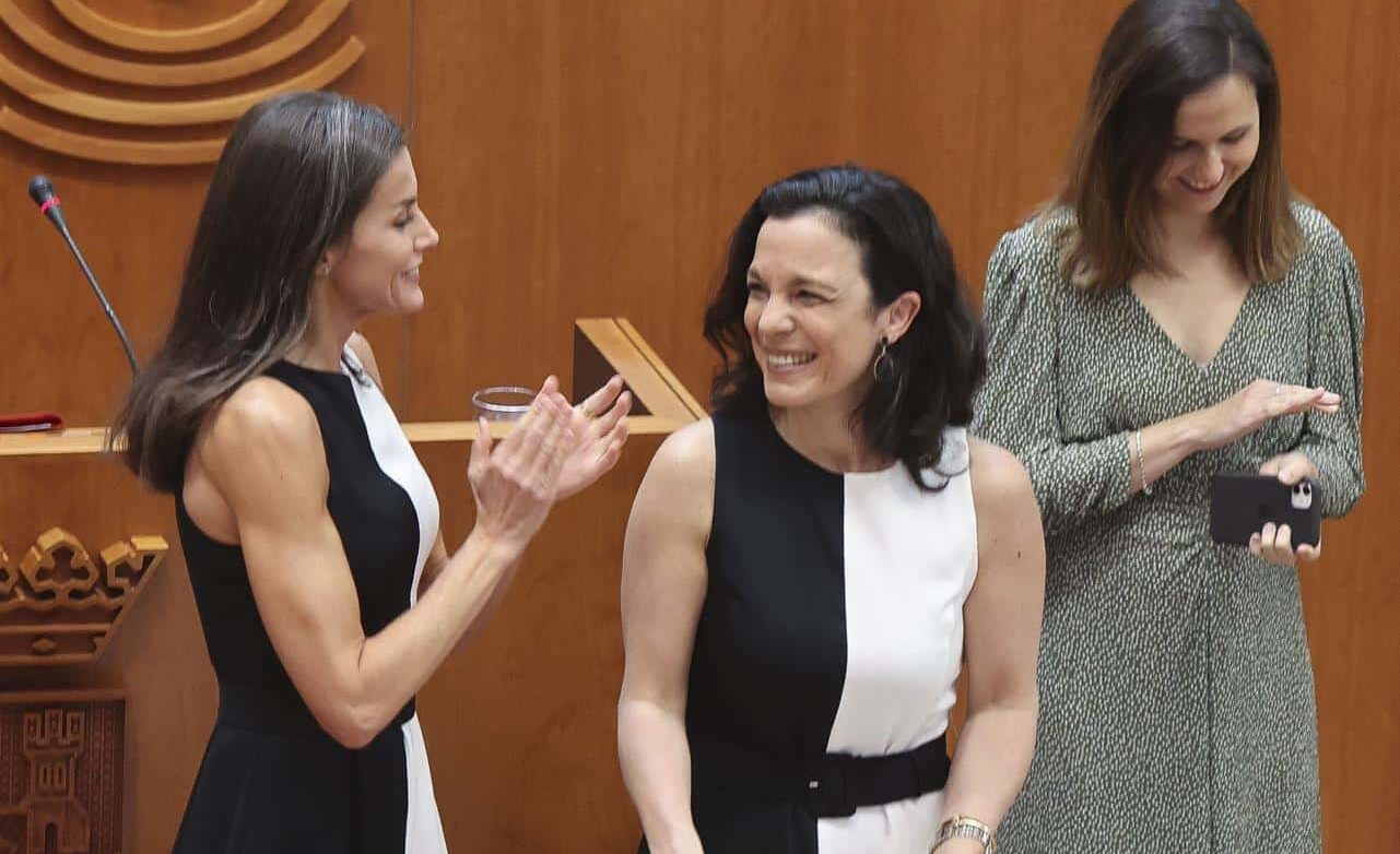 La reina Letizia y la catedrática Inmaculada Vivas coinciden con el mismo vestido en una entrega de premios.