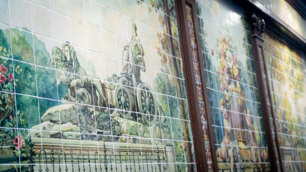Mural con la Cibeles en la fachada del Tablao Villa-Rosa