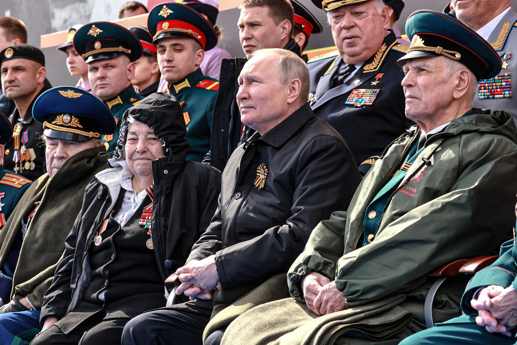 Vladimir Putin, junto a militares y veteranos el pasado 9 de mayo durante el Día de la Victoria.